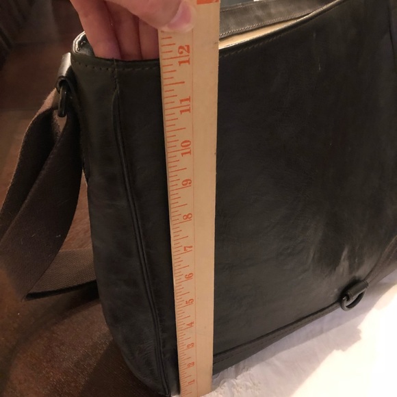 Men’s Banana Republic Leather Messenger Bag - Picture 7 of 8